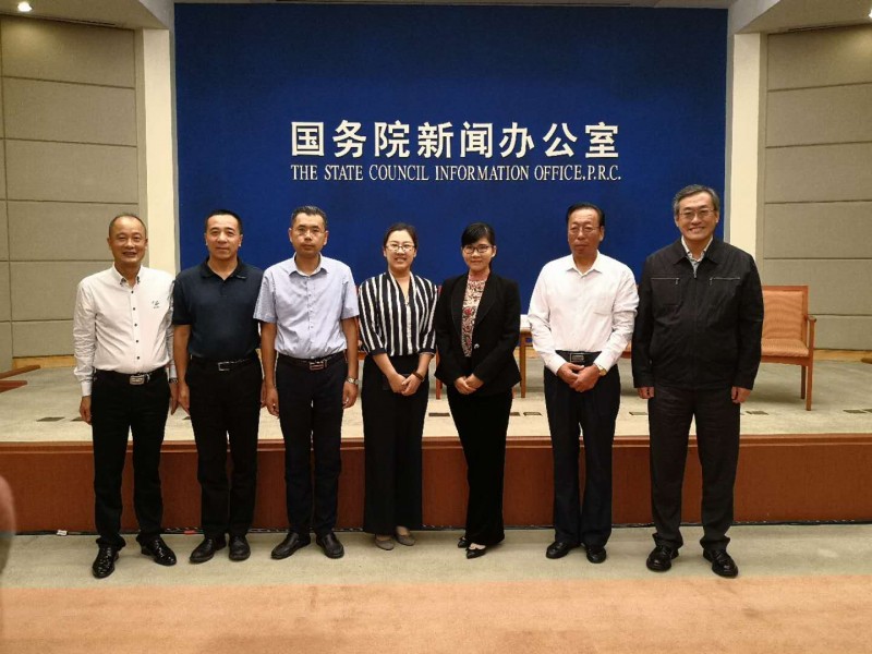 黄会长（左1）出席国务院新闻发布会